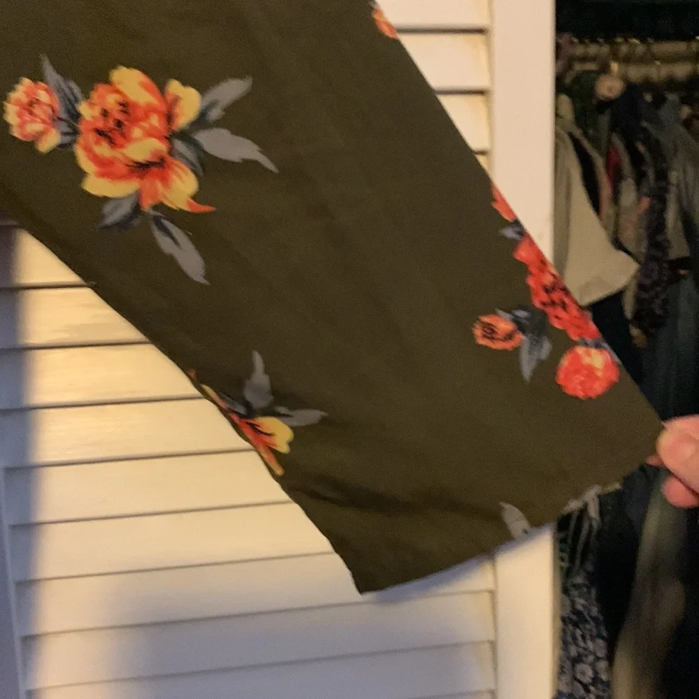 Live 4 Truth.  Army Green Top with Flowers - Picture 5 of 9